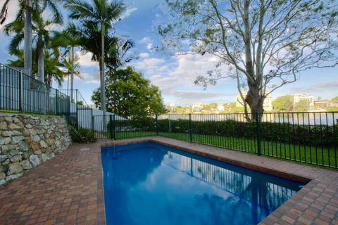 Modern Studio Apartment With Pool & Amazing Views - Foster Accommodation 3