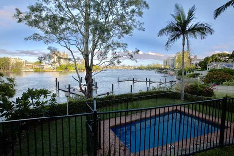 Modern Studio Apartment With Pool & Amazing Views - Foster Accommodation 2