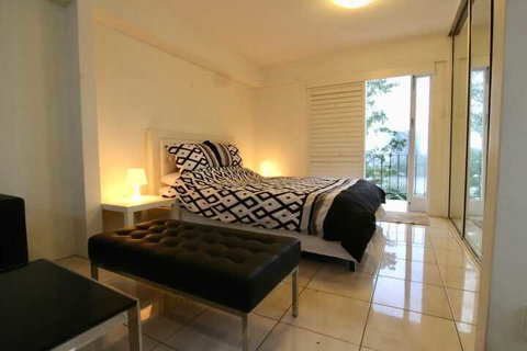 Modern Studio Apartment With Pool & Amazing Views - Foster Accommodation 7