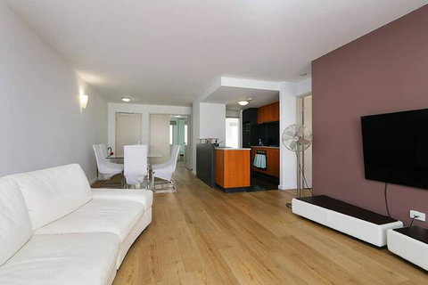 Convenient 3 Bedroom Apartment Close To Casino & CBD - Foster Accommodation 4