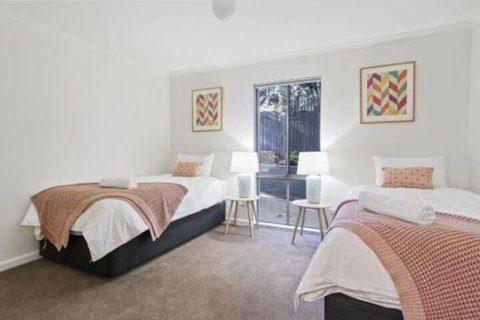 Captains Quaters - Foster Accommodation 4