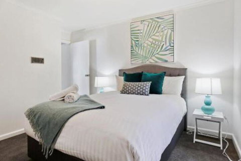 Captains Quaters - Foster Accommodation 3