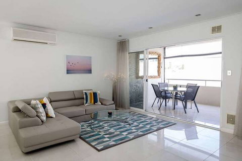 Stylish Executive Apartment With Balcony - Foster Accommodation 1