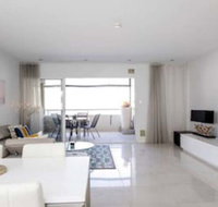 Stylish Executive Apartment With Balcony - Foster Accommodation