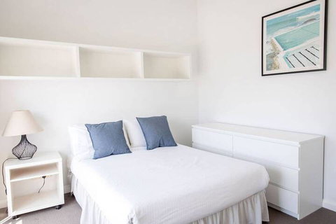 Stylish Executive Apartment With Balcony - Foster Accommodation 6