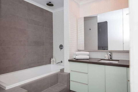Stylish Executive Apartment With Balcony - Foster Accommodation 2