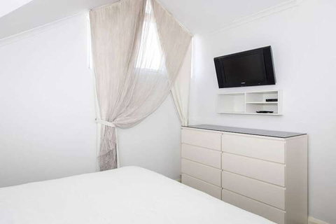 Stylish Executive Apartment With Balcony - Foster Accommodation 5