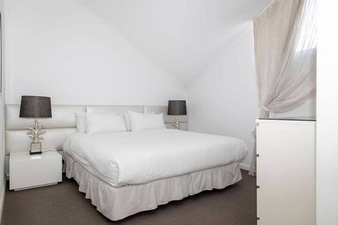 Stylish Executive Apartment With Balcony - Foster Accommodation 3