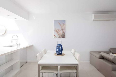 Stylish Executive Apartment With Balcony - Foster Accommodation 4