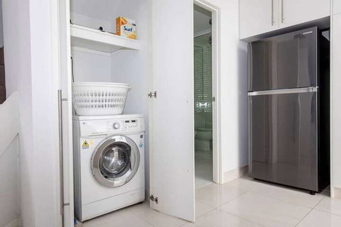 Stylish Executive Apartment With Balcony - Foster Accommodation 7