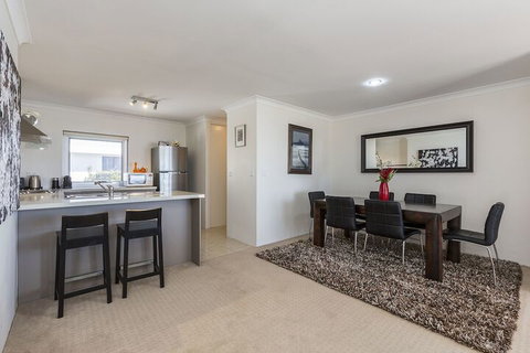 Gold Sands Beach Apartment - Foster Accommodation 5