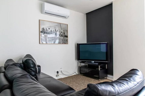 Modern 1 Bedroom Apartment In North Melbourne - Foster Accommodation 4