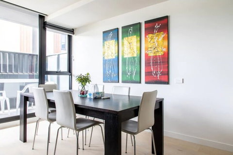 Modern 1 Bedroom Apartment In North Melbourne - Foster Accommodation 2