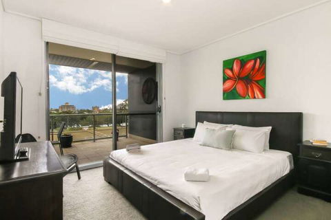 Large 3 Bedroom Apartment With River Views Near The Stadium - Foster Accommodation 3