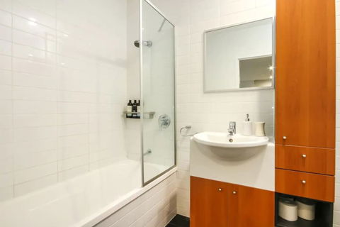 Large 3 Bedroom Apartment With River Views Near The Stadium - Foster Accommodation 5