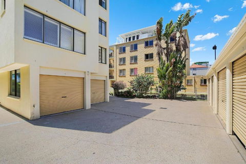 Eastbourne U6 80 Esplanade. Golden Beach - Foster Accommodation 2