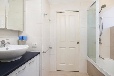 Eastbourne U6 80 Esplanade. Golden Beach - Foster Accommodation 3