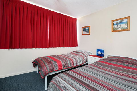 Eastbourne U6 80 Esplanade. Golden Beach - Foster Accommodation 5