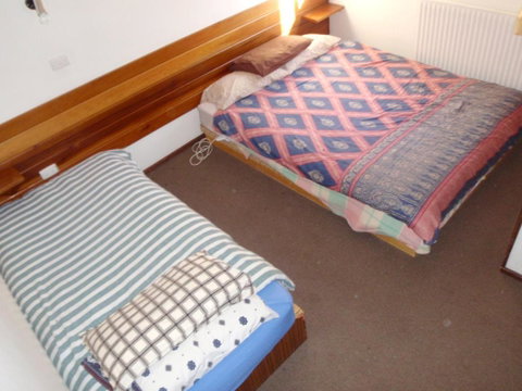 Retro 2 Bedroom & 2 Loft Apartment - Foster Accommodation 6