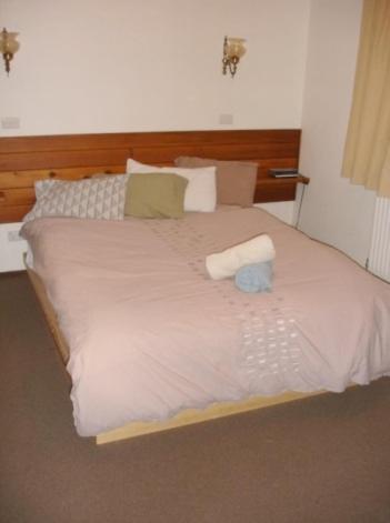 Retro 2 Bedroom & 2 Loft Apartment - Foster Accommodation 5