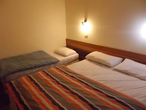 Retro 2 Bedroom & 2 Loft Apartment - Foster Accommodation 1