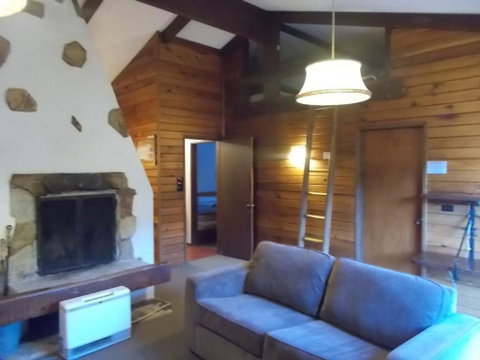 Retro 2 Bedroom & 2 Loft Apartment - Foster Accommodation 3