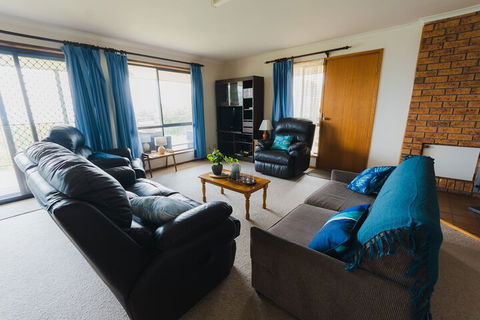 Bruces Waterside Units - Foster Accommodation 7
