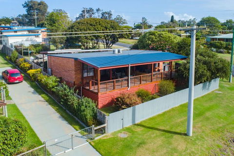 Bruces Waterside Units - Foster Accommodation 3