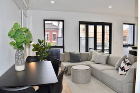 Brand New 2 Bed Apartment With Stunning City Views - Foster Accommodation 0