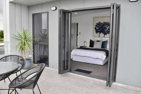 Brand New 2 Bed Apartment With Stunning City Views - Foster Accommodation 4