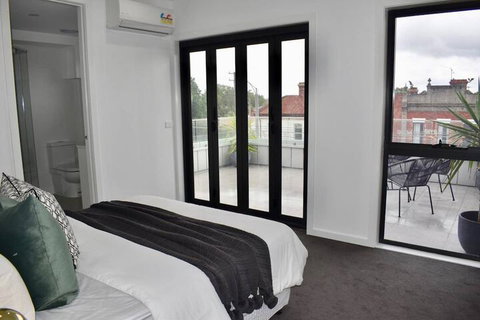 Brand New 2 Bed Apartment With Stunning City Views - Foster Accommodation 6
