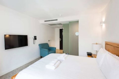 Stylish Studio With Balcony - Foster Accommodation 0