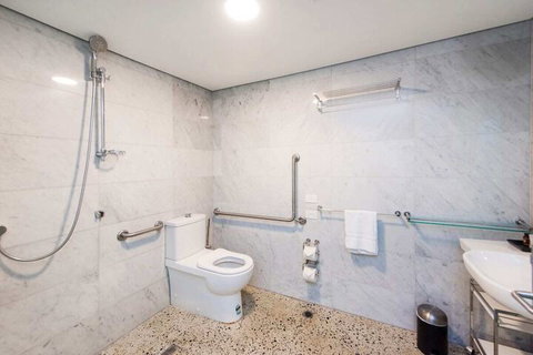 Stylish Studio With Balcony - Foster Accommodation 6