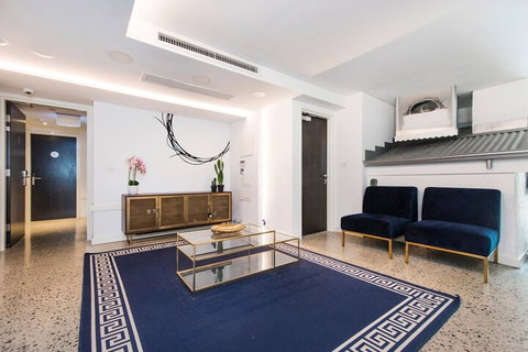 Stylish Studio With Balcony - Foster Accommodation 5