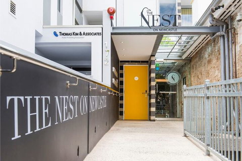 Stylish Studio With Balcony - Foster Accommodation 2