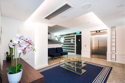 Stylish Studio With Balcony - Foster Accommodation 7