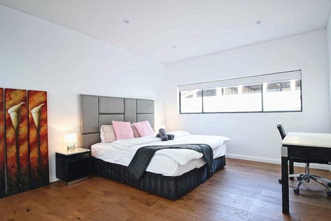 154 Wyndham - Foster Accommodation 5