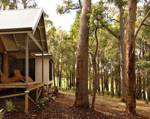 Chandeliers On Abbey - Foster Accommodation 1
