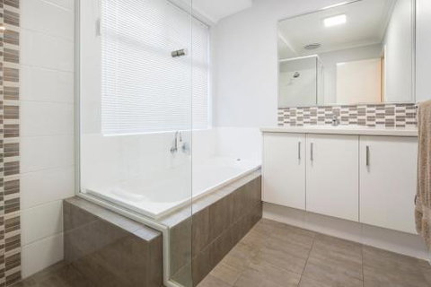 Fairway Isle - Foster Accommodation 1