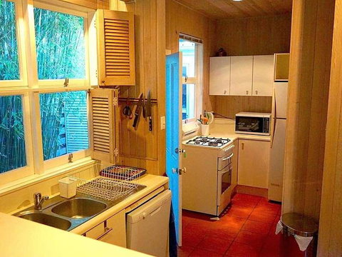 Wisteria Cottage On The Lagoon / Beach - Foster Accommodation 5