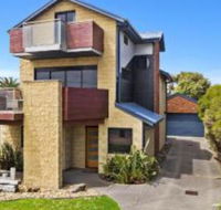 The Island Manor family seaside stay with views - Foster Accommodation