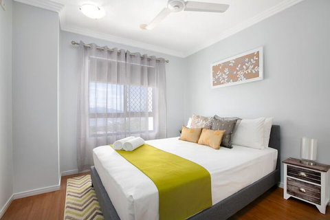 Chic City Apartment W Waterfront Views - Foster Accommodation 2