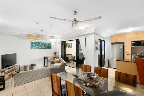 Chic City Apartment W Waterfront Views - Foster Accommodation 6