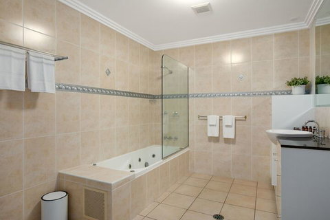 Chic City Apartment W Waterfront Views - Foster Accommodation 5