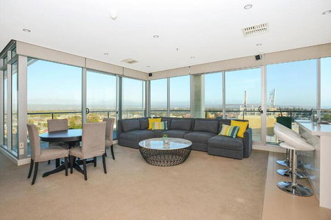 Glenelg Skyline Penthouse WiFi - Foster Accommodation 7