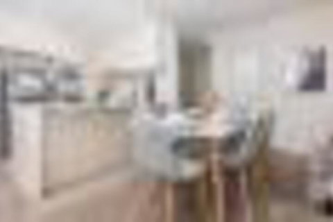 New Modern Apartment With Parking Near Amenities - Foster Accommodation 2