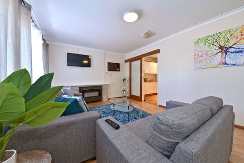 Comfy Home Near Airport & City 2280 - Foster Accommodation 5
