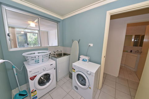 Comfy Home Near Airport & City 2280 - Foster Accommodation 1