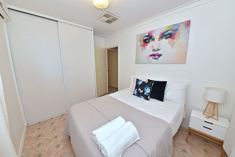 Comfy Home Near Airport & City 2280 - Foster Accommodation 2