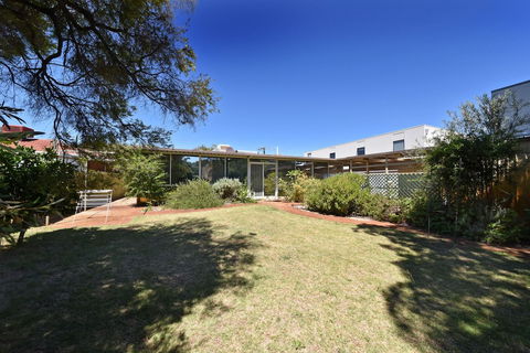 Comfy Home Near Airport & City 2280 - Foster Accommodation 0